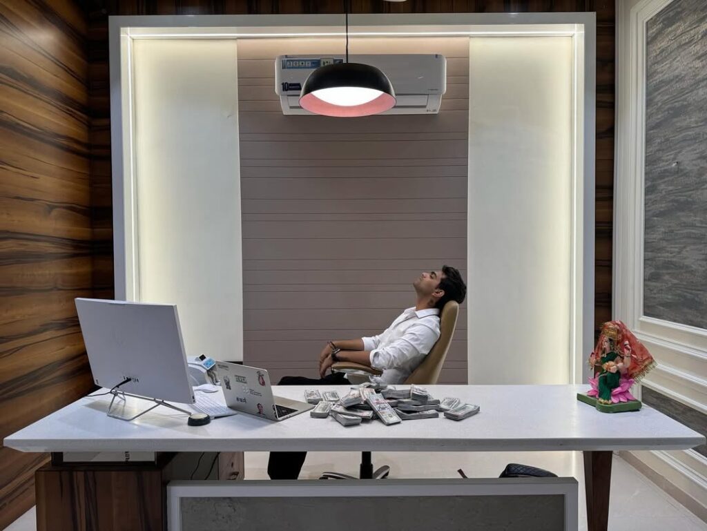 Raat bhar jaage, sapno ka hisaab na maange, hustle hai khud ka boss, na kisi ka ehsaan maange ...#tradingforex #forex #motivation #daytradinglifestyle #traderlife #explore (1)