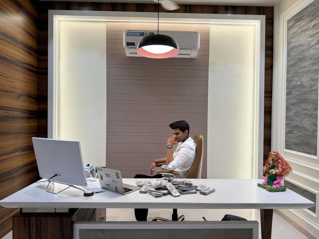 Raat bhar jaage, sapno ka hisaab na maange, hustle hai khud ka boss, na kisi ka ehsaan maange ...#tradingforex #forex #motivation #daytradinglifestyle #traderlife #explore